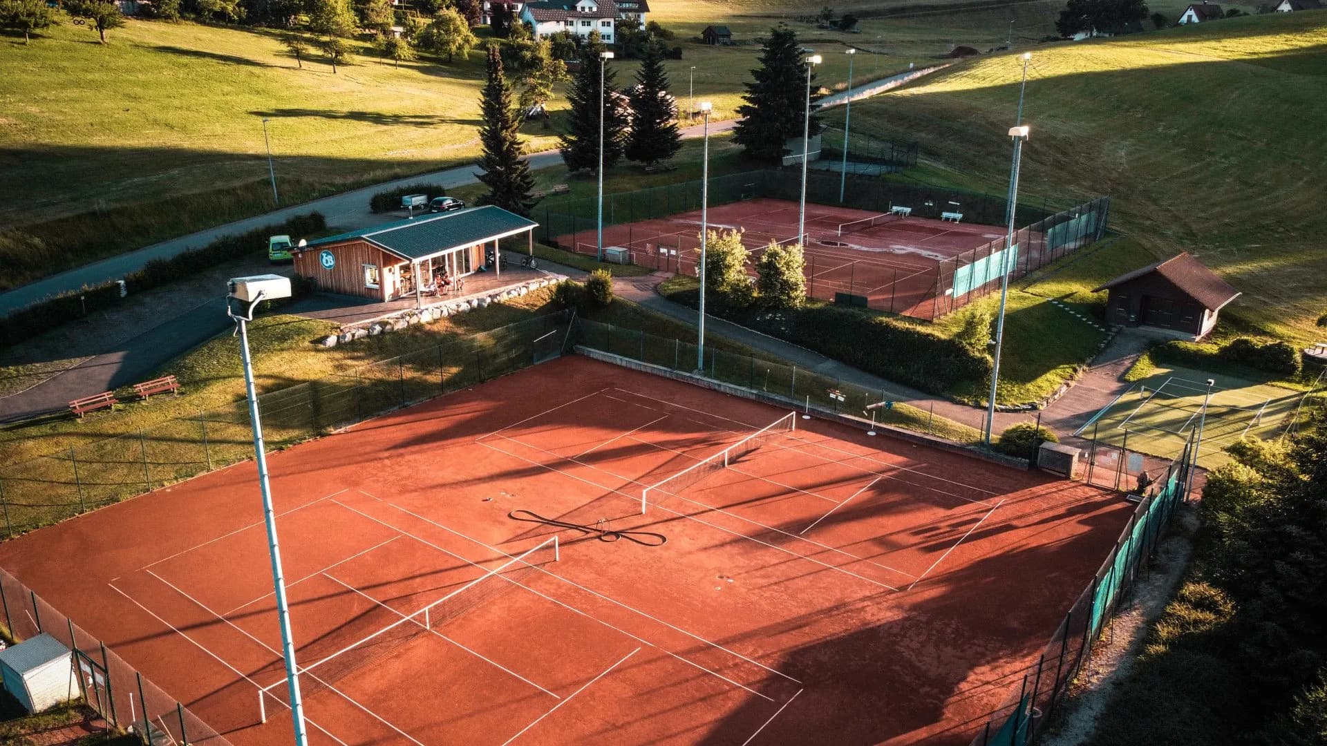 Luftaufnahme der Tennisanlage des TC Baiersbronn im Schwarzwald